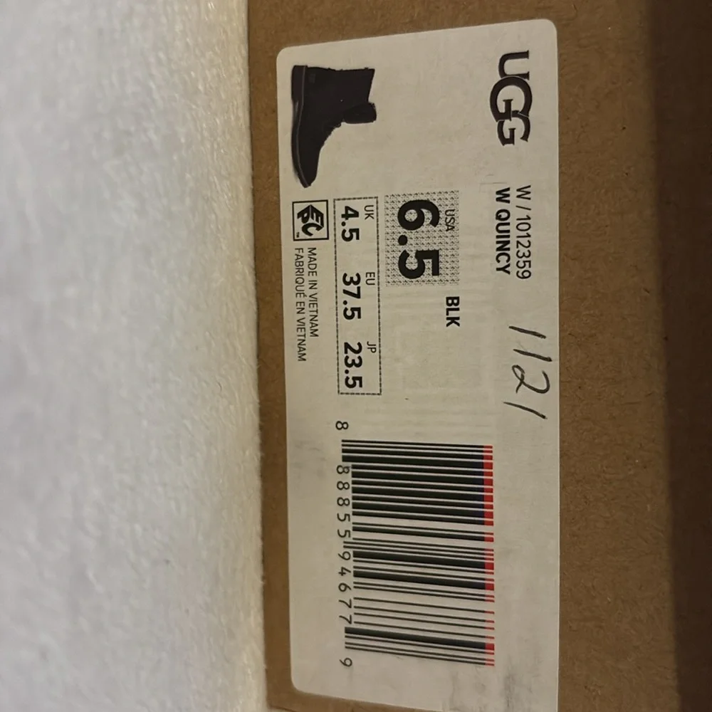 UGGS - Picture 2 of 7